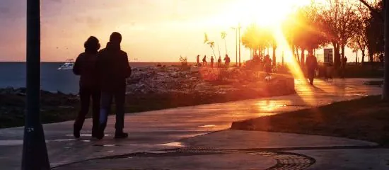 Betrüger versprechen das die ewige Liebe um Geld zu kommen.