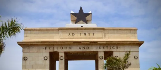 Ein angeblicher Geschäftsmann muss nach Ghana reisen.