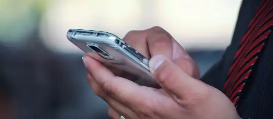 Die Romance Scammer halten Kontakt zu ihren Opfern.
