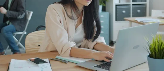 Detektive ermitteln beim Verdacht auf Betrug.