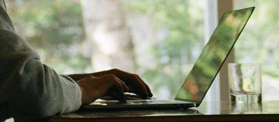 Blocken Sie den Kontakt von der Betrügerin ab.